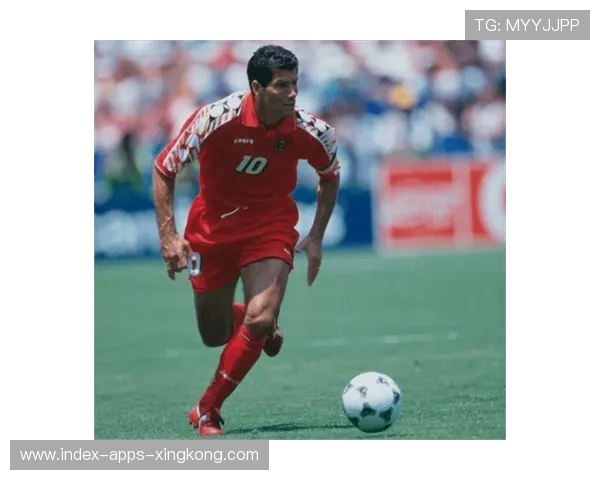 中场大师复刻马拉多纳式带球，全场掌声雷动