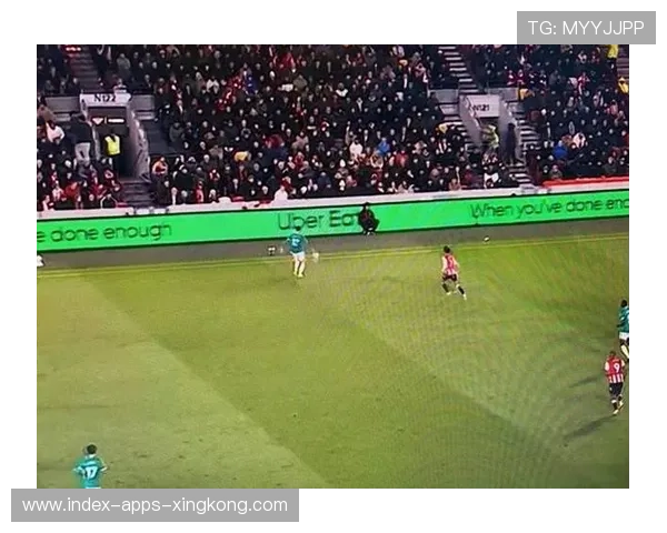 利物浦借助交叉跑动多次切入禁区，撕裂防线展现战术精妙