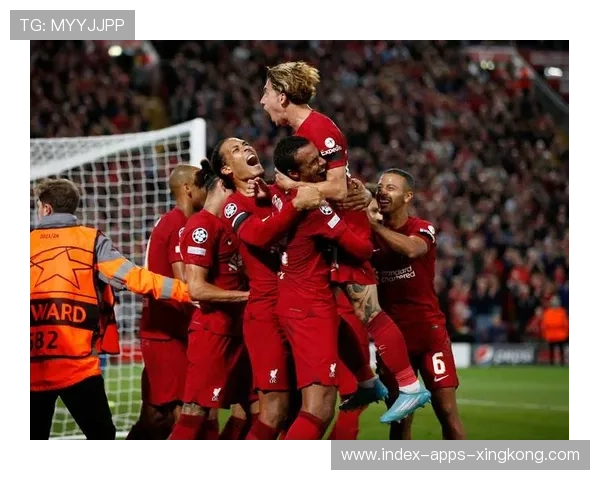 利物浦借助交叉跑动多次切入禁区，撕裂防线展现战术精妙