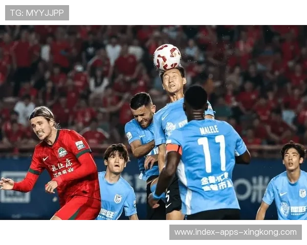 大连英博回防及时阻断了数次危险推进