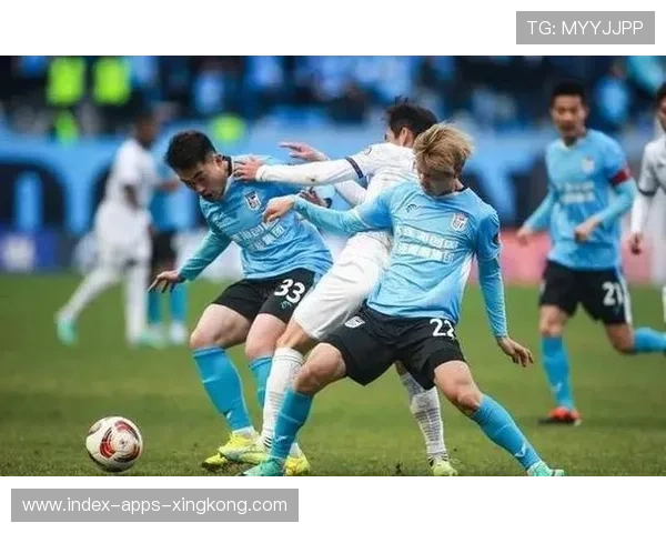 大连英博推进速度使对方防线崩开