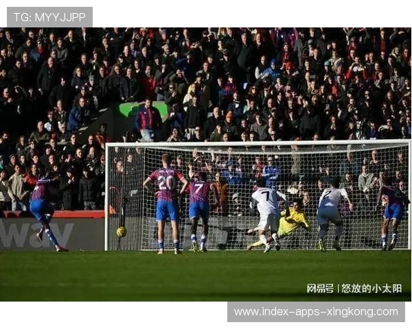 本菲卡卢西亚诺插上推射完成逆转关键进球